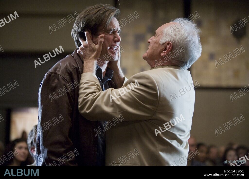 JIM CARREY et TERENCE STAMP dans YES MAN, 2008, réalisé par PEYTON REED. Copyright HEYDAY FILMS/VILLAGE ROADSHOW PICTURES/WARNER BROS. PICTURES / MOSELEY, MELISSA.