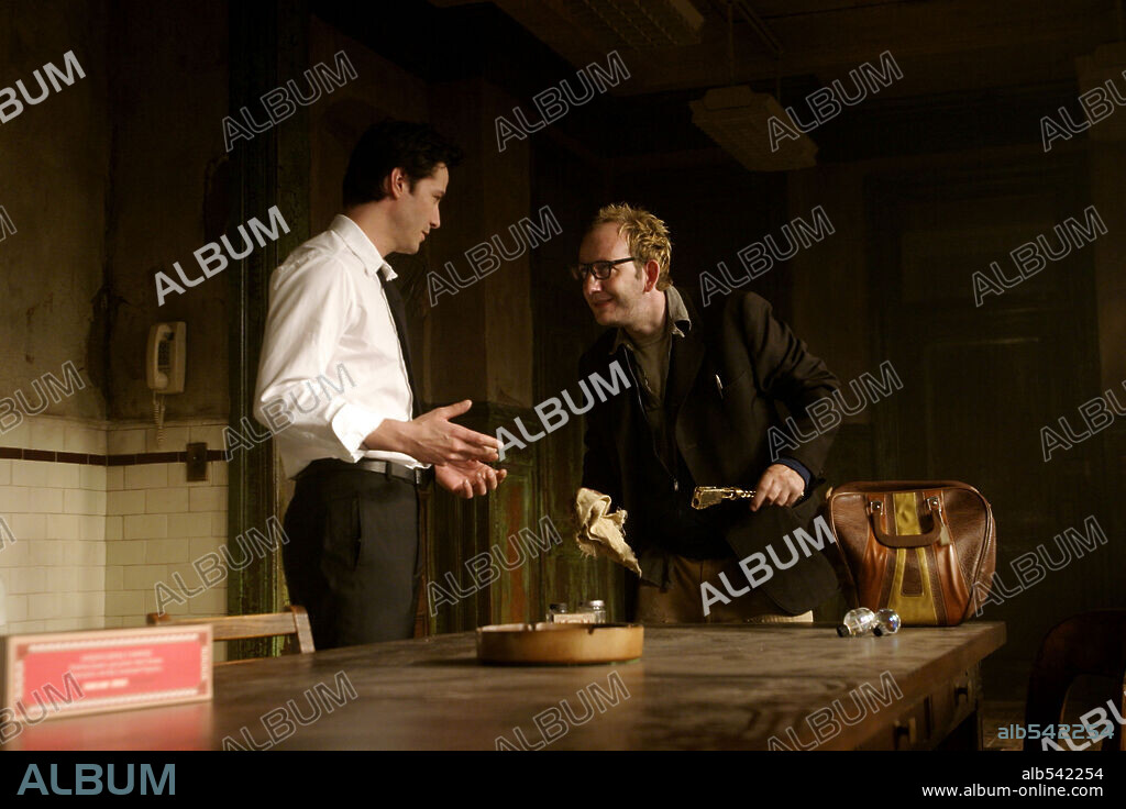 KEANU REEVES y MAX BAKER en CONSTANTINE, 2005, dirigida por FRANCIS LAWRENCE. Copyright WARNER BROS. PICTURES.