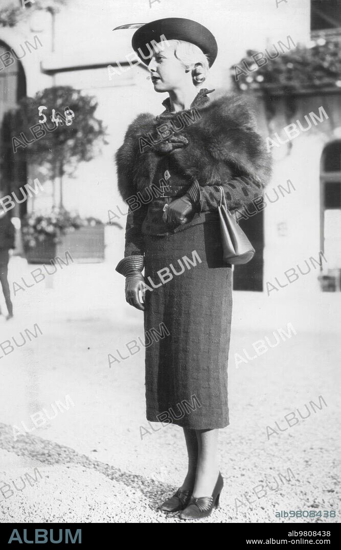 La moda en el hipódromo de Longchamp - en la Imagen, abrigo de 1935.