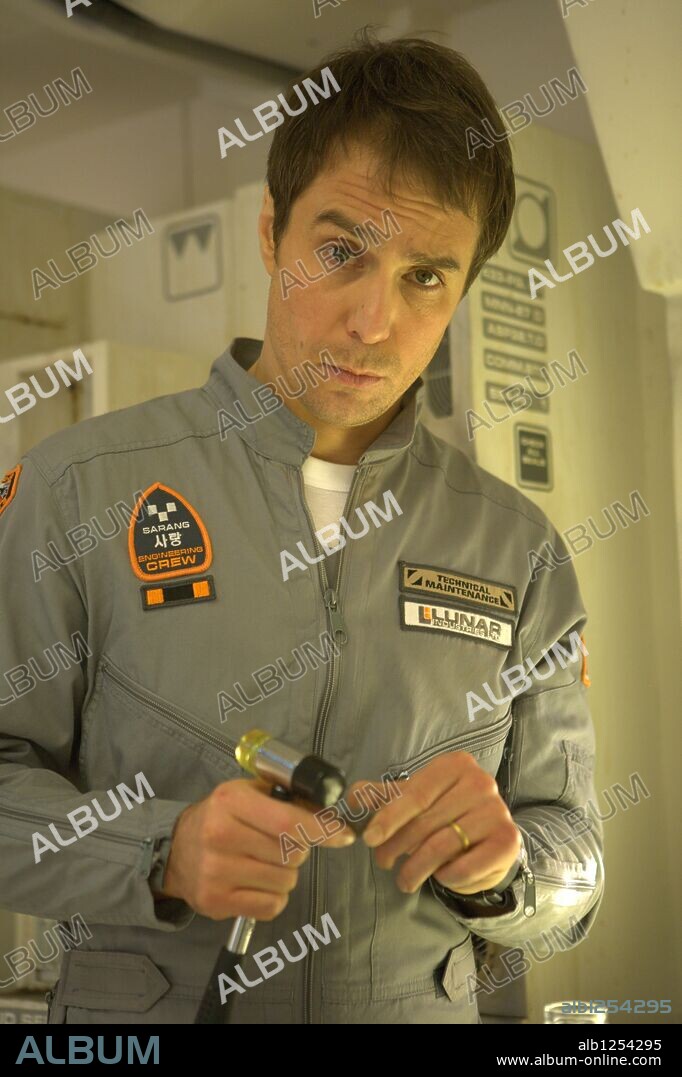 SAM ROCKWELL en MOON, 2009, dirigida por DUNCAN JONES. Copyright XINGU FILMS / TILLE, MARK.