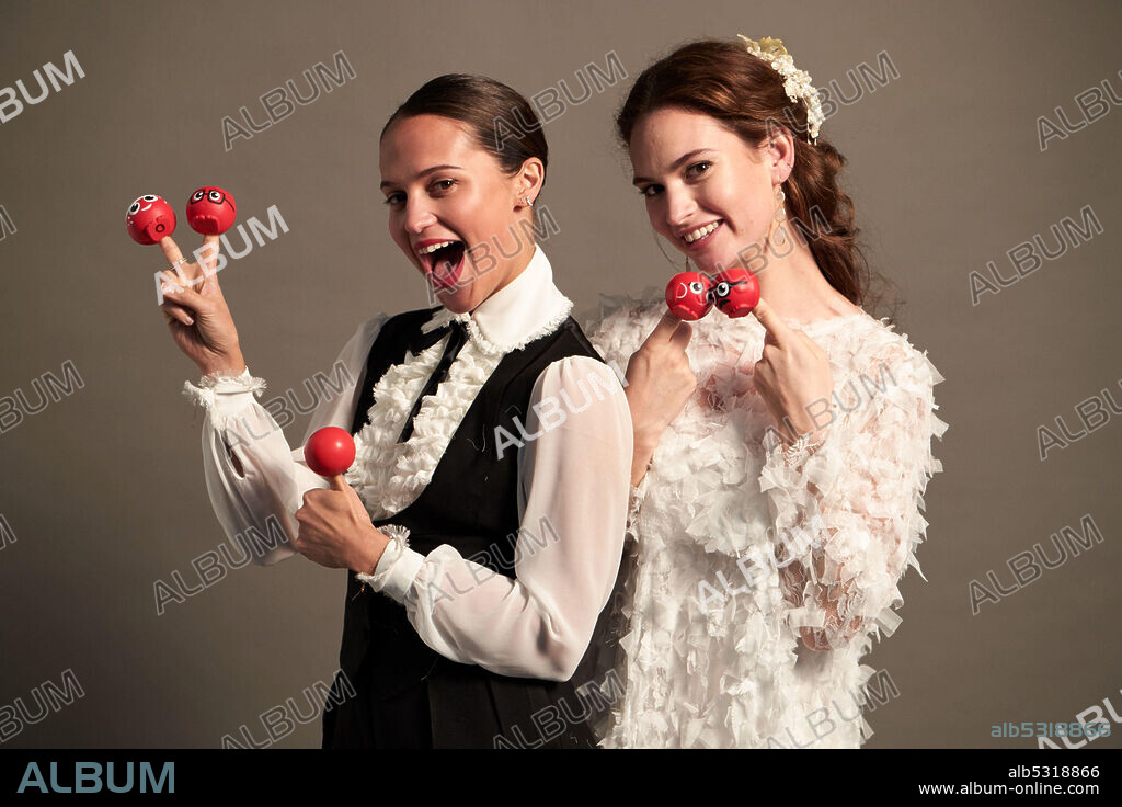 ALICIA VIKANDER et LILY JAMES dans ONE RED NOSE DAY AND A WEDDING, 2019, réalisé par MIKE NEWELL. Copyright BBC TV.