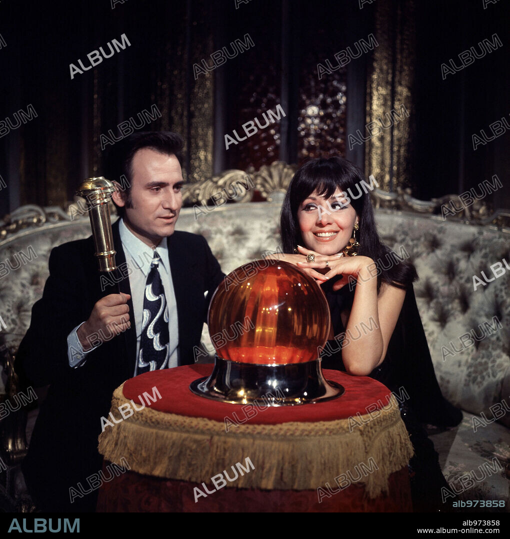 CONCHA VELASCO y MANOLO ESCOBAR en ME DEBES UN MUERTO, 1971, dirigida por JOSE LUIS SAENZ DE HEREDIA.