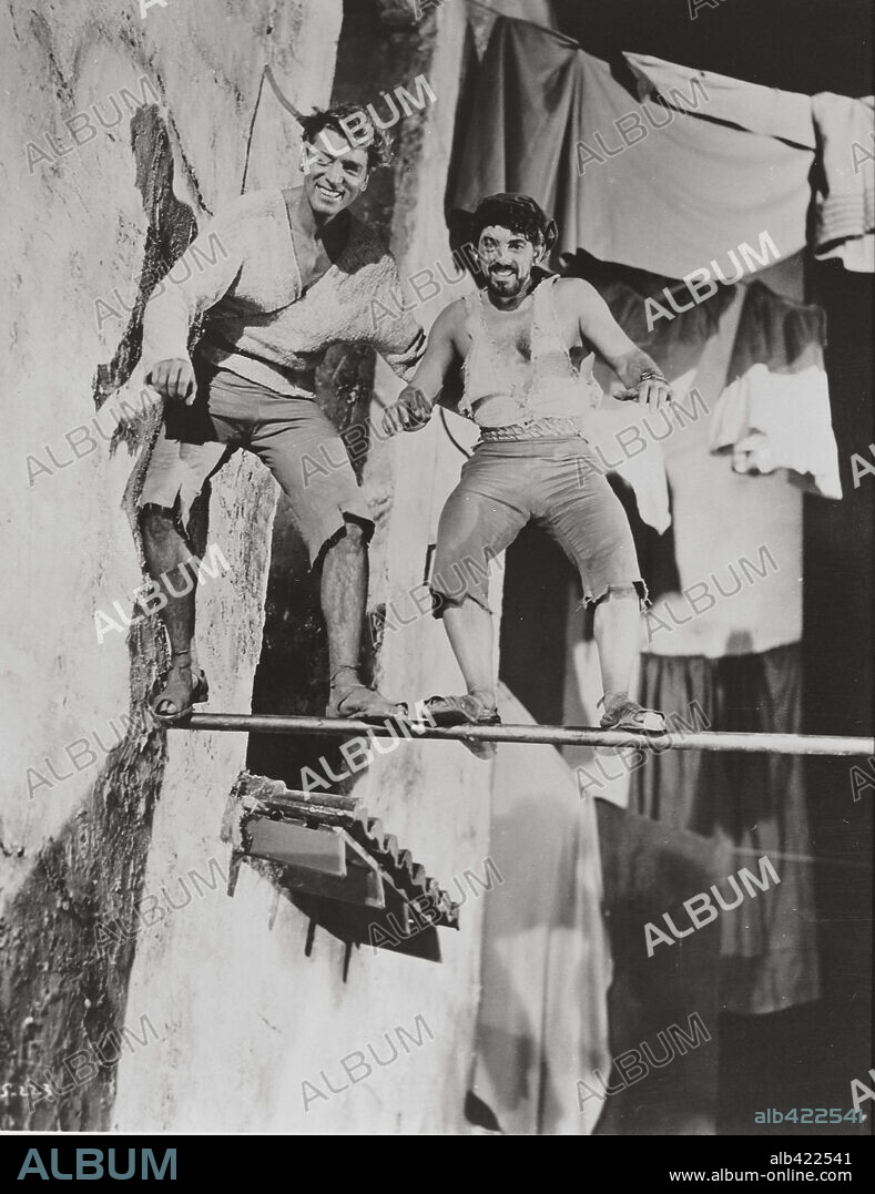 BURT LANCASTER y NICK CRAVAT en EL TEMIBLE BURLÓN, 1952 (THE CRIMSON PIRATE), dirigida por ROBERT SIODMAK. Copyright WARNER BROTHERS.