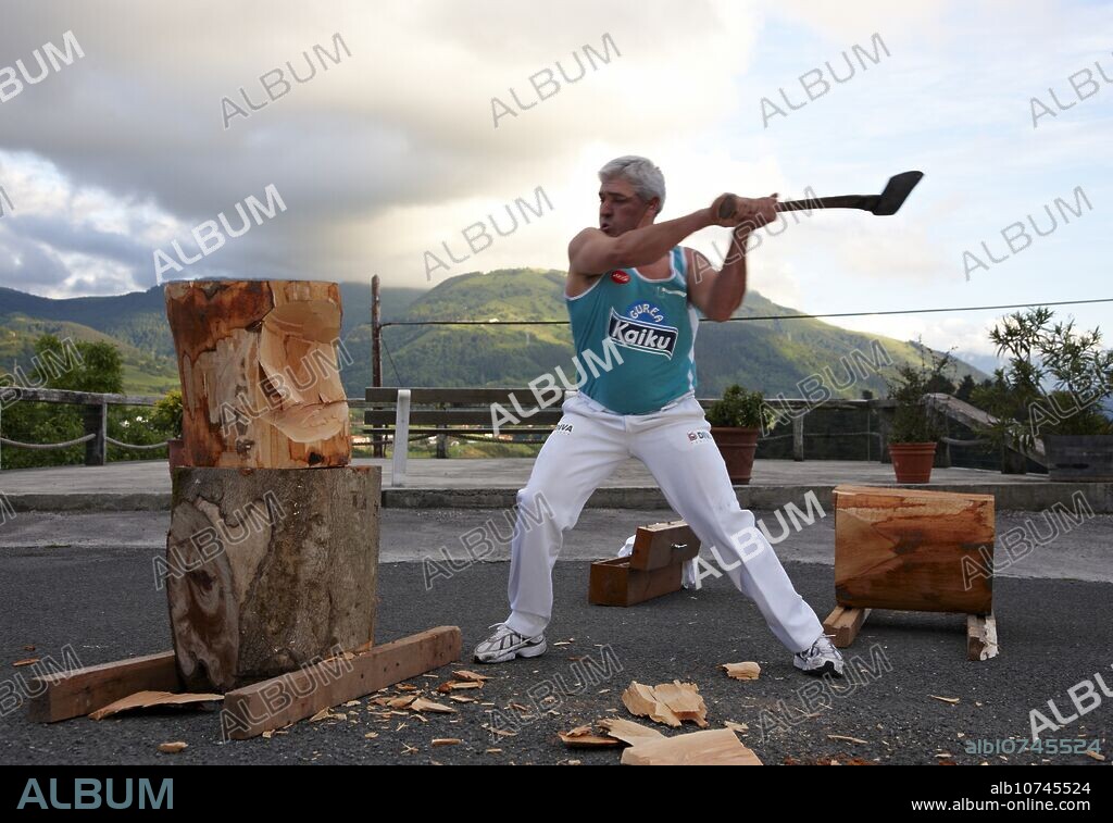 Luis Txapartegi, Aizkolari (Corte de tronco), Deporte rural vasco, Aduna, Gipuzkoa, Euskadi, Spain.