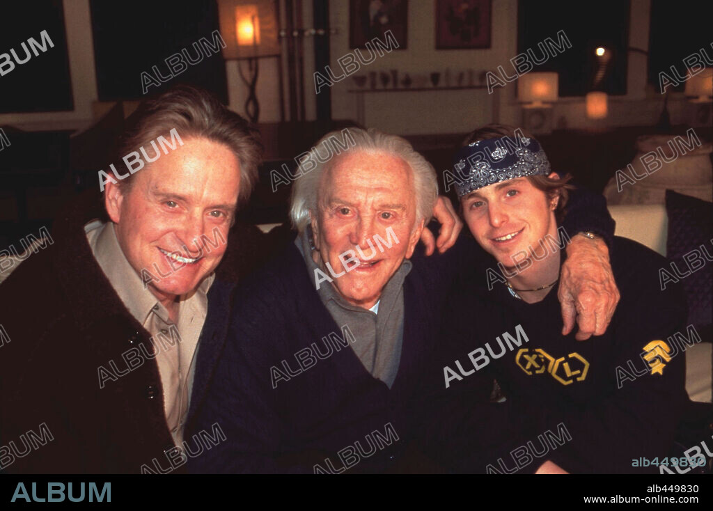 CAMERON DOUGLAS, KIRK DOUGLAS und MICHAEL DOUGLAS in ES BLEIBT IN DER FAMILIE, 2003 (IT RUNS IN THE FAMILY), unter der Regie von FRED SCHEPISI. Copyright Metro-Goldwyn-Mayer (MGM).