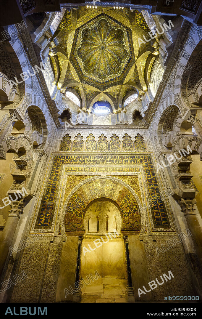 Puerta y cúpula de la maqsura, construida durante la ampliación de Alhakén IIMezquita-catedral de Córdoba, Andalucia, Spain.
