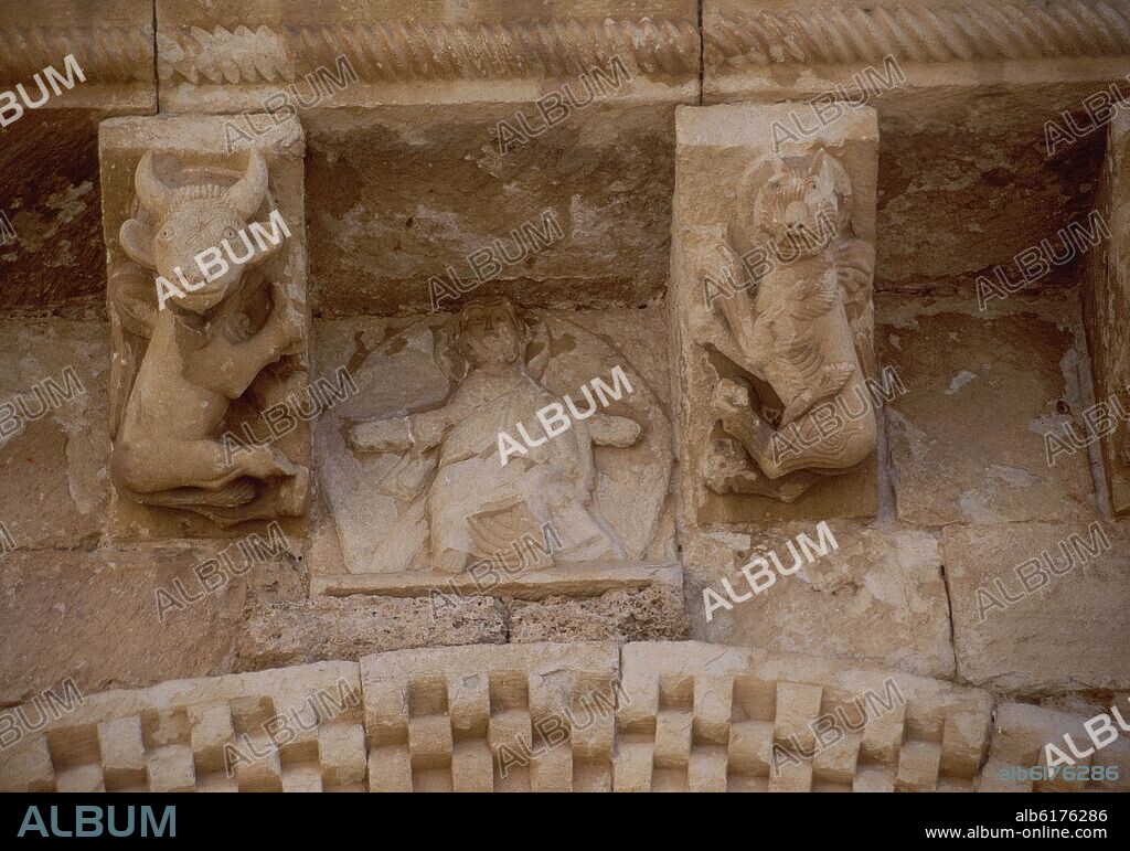 METOPA CON CRISTO Y MENSULAS CON SIMBOLOS DE LOS EVANGELISTAS-SAN LUCAS (BUEY) Y SAN MARCOS (LEON) - SIGLO XI.