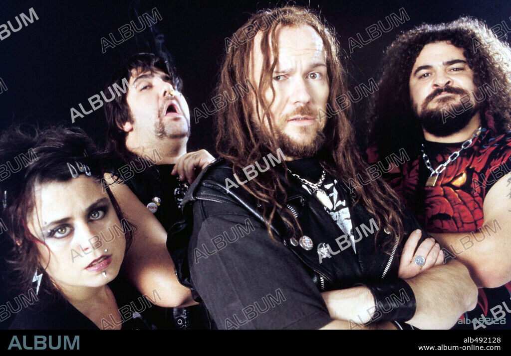 EL SEVILLA, FLORENTINO FERNANDEZ, RUTH ZANON y SANTIAGO SEGURA en ISI / DISI: AMOR A LO BESTIA, 2004, dirigida por CHEMA DE LA PEÑA. Copyright LOLAFILMS/MTV FILMS EUROPE/INTUITION FILMS.