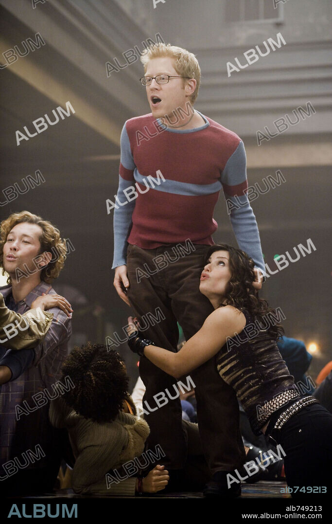 ANTHONY RAPP and IDINA MENZEL in RENT, 2005, directed by CHRIS COLUMBUS. Copyright SONY PICTURES / BRAY, PHIL.