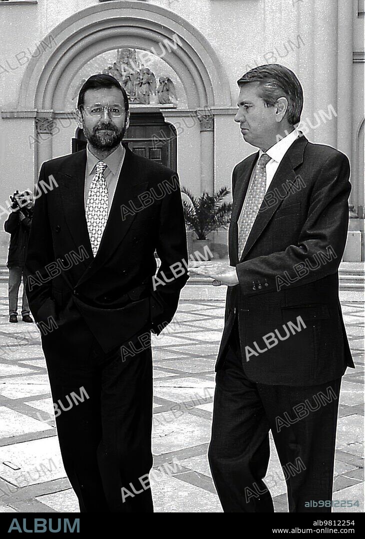 8 febrero 1998. Mariano Rajoy junto A Santiago Lanzuela, durante la visita del primero A Zaragoza para presidir la reunión de la comisión mixta de Transferencias del gobierno central al aragonés.