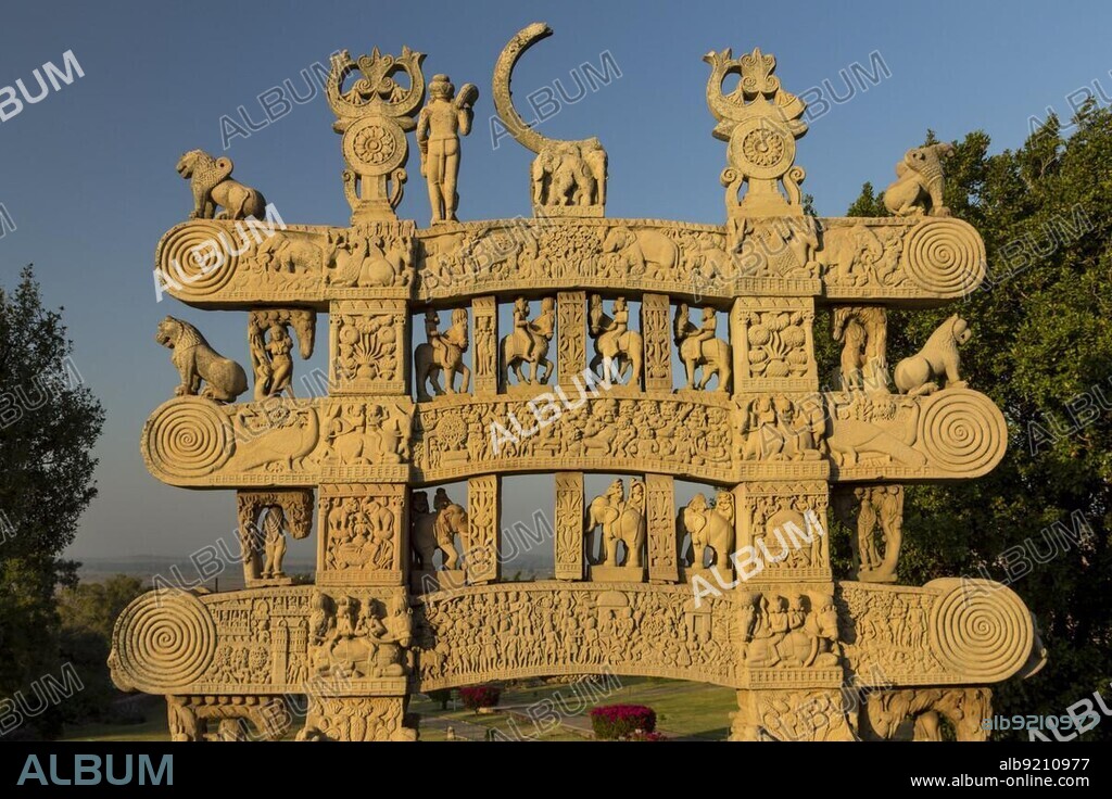 Elaborately carved North Torana, gateway. Great Stupa, Stupa 1, at Sanchi, monument of Indian Architecture, constructed at the time of ruler Ashoka, Maurya Empire, Indian Subcontinent. Buddhist Monuments at Sanchi, a UNESCO World Heritage Site. Sanchi, Madhya Pradesh, India, Asia.