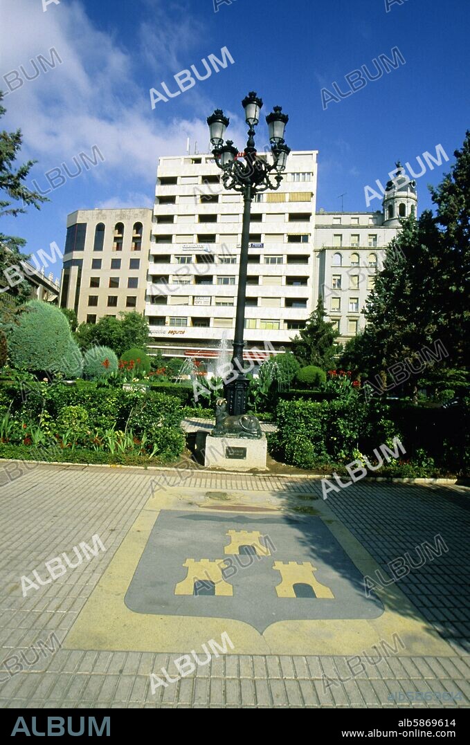 Plaza de Altozano, escudo de la ciudad y edificios.