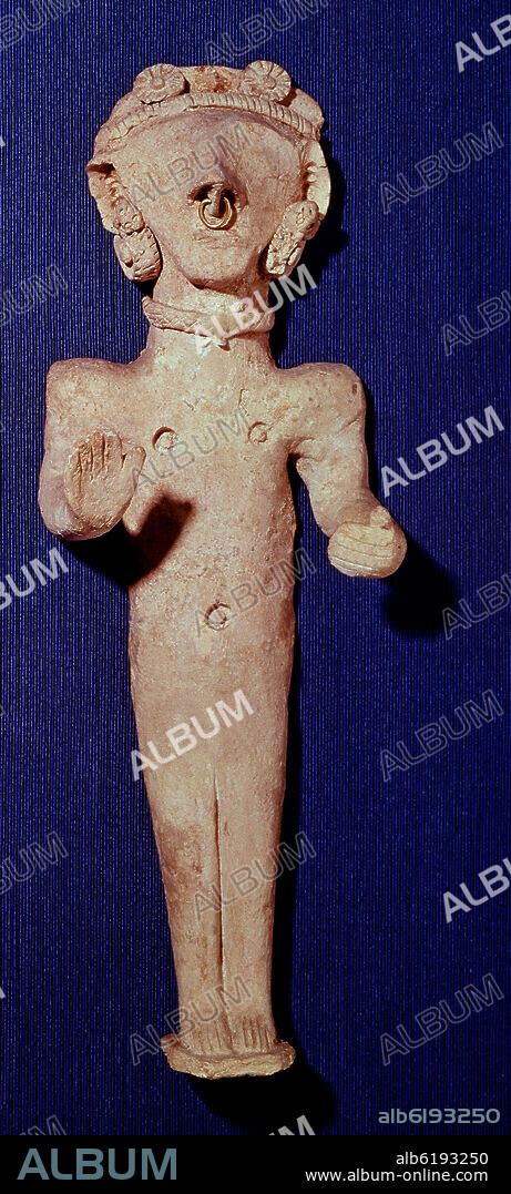 FIGURA PUNICA DE TERRACOTA DE LA DIOSA TANIT DE USO VOTIVO ENCONTRADA EN LA NECROPOLIS DE PUIG DES MOLINS - S IV/III AC.