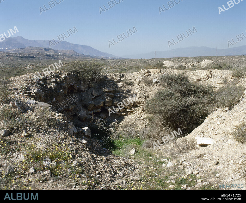 ARTE PREHISTORICO-EDAD METALES. ESPAÑA. CULTURA DE LOS MILLARES (I Edad del Bronce). Se desarrolló en Almería, englobado dentro del fenómeno megalítico que floreció en el milenio-III. Posee una NECROPOLIS de más de cien tumbas. Vista de uno de los TUMULOS sin recubrimiento. SANTA FE DE MONDUJAR. Provincia de Almería. Andalucía.
