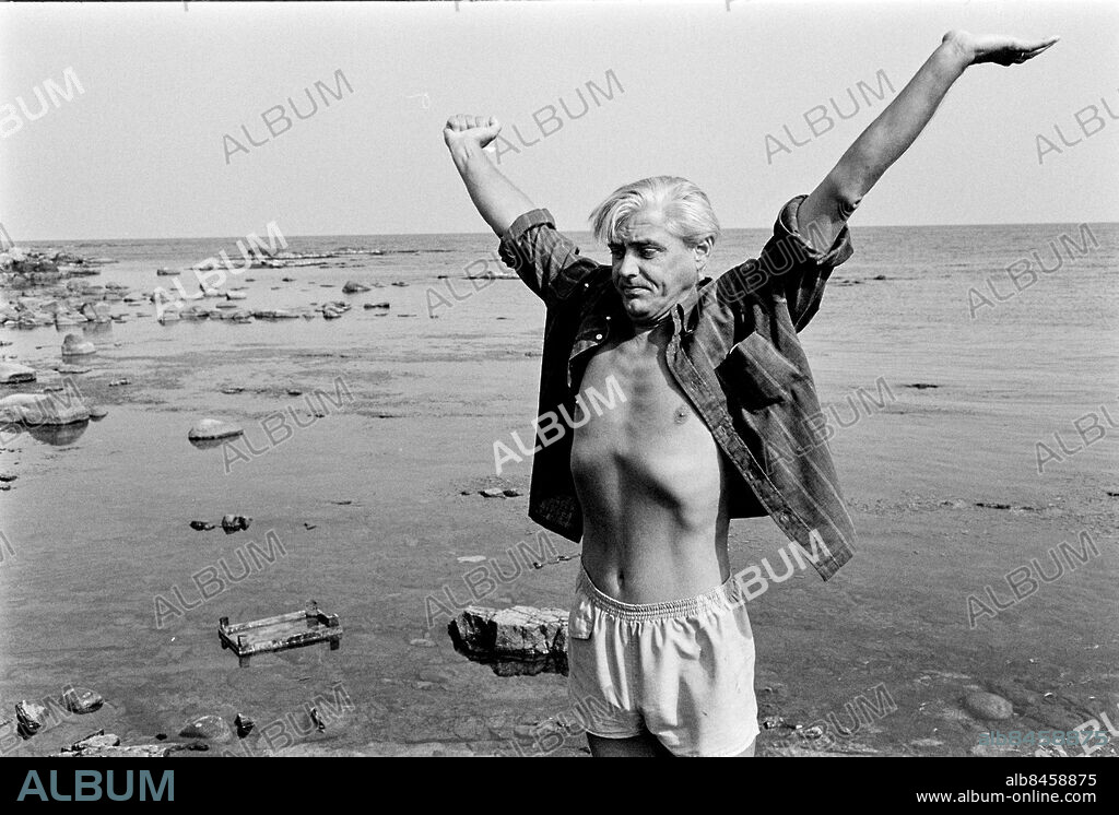 DANMARK ÖSTERMARIE 1970-08-27. Bengt Anderberg, författare och översättare, vid havet på Bornholm. Foto: Bo-Aje Mellin / RiR / SVT / Kod: 5600 Reportage publ. i RiR 40/70 sid. 20-22 inför ett radioprogram. RiR 19917 sv/v neg Naturen persons: BENGT ANDERBERG sites: BORNHOLM;ÖSTERMARIE;DANMARK. Bilden får endast användas i programpresenterande sammanhang. Fotografens namn, Sveriges Television samt programmets titel skall alltid anges.