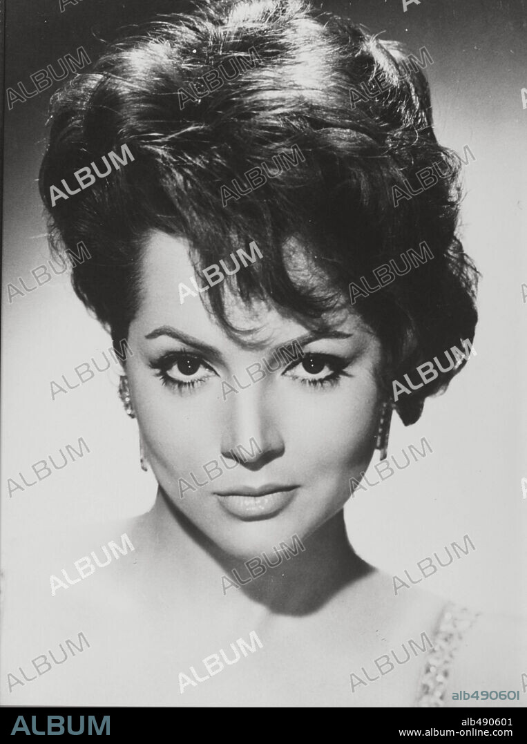 SARA MONTIEL en EL ULTIMO CUPLE, 1957, dirigida por JUAN DE ORDUÑA. Copyright PRODUCCIONES ORDUÑA FILMS.