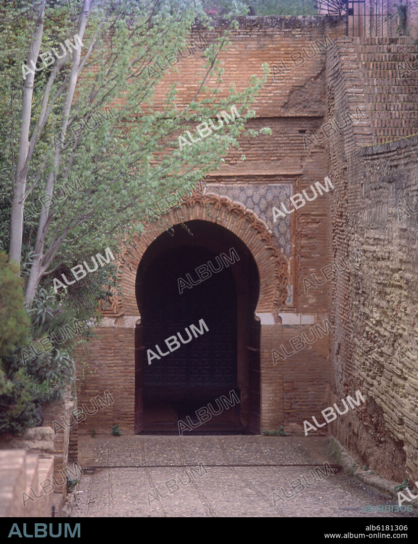 INTERIOR DE LA PUERTA CON ARCO DE HERRADURA APUNTADO-ALFIZ-ALBANEGA CON RESTOS DE CERAMICA VIDRIADA-.