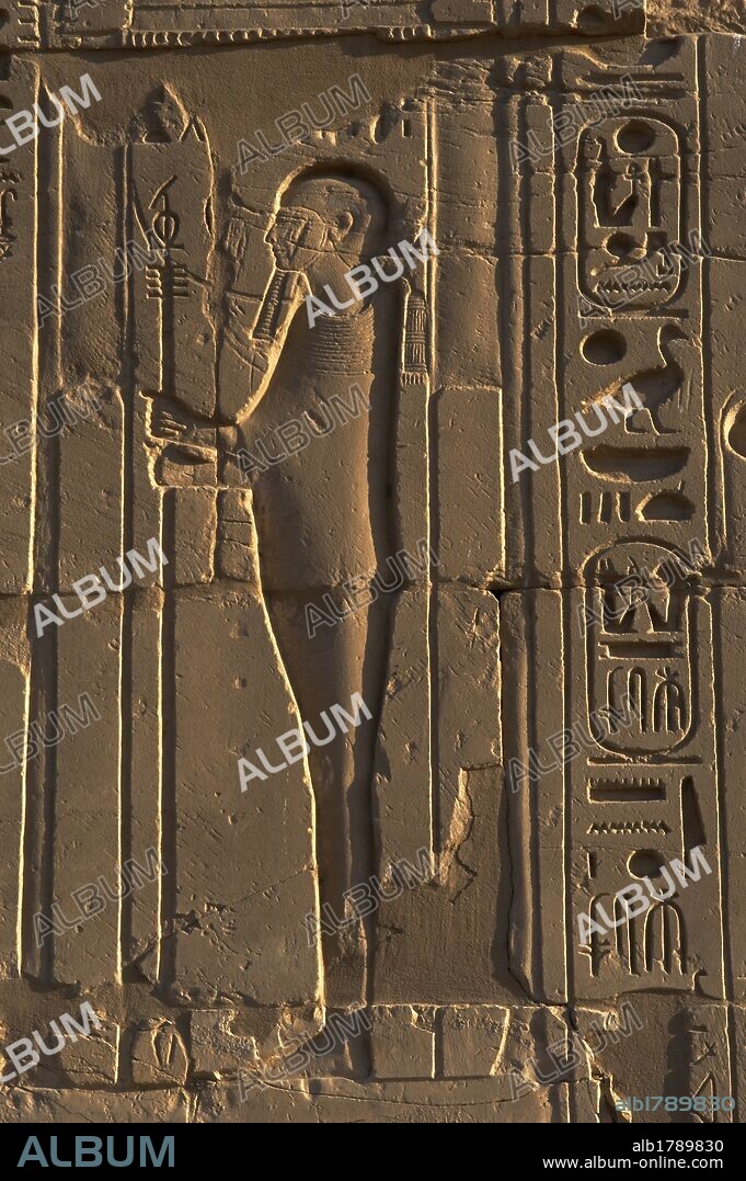 ARTE EGIPCIO. EGIPTO. Relieve con la representación del DIOS PATH, dios CREADOR. TEMPLO DE KARNAK. Noroeste de Luxor. Egipto. Imperio Nuevo.