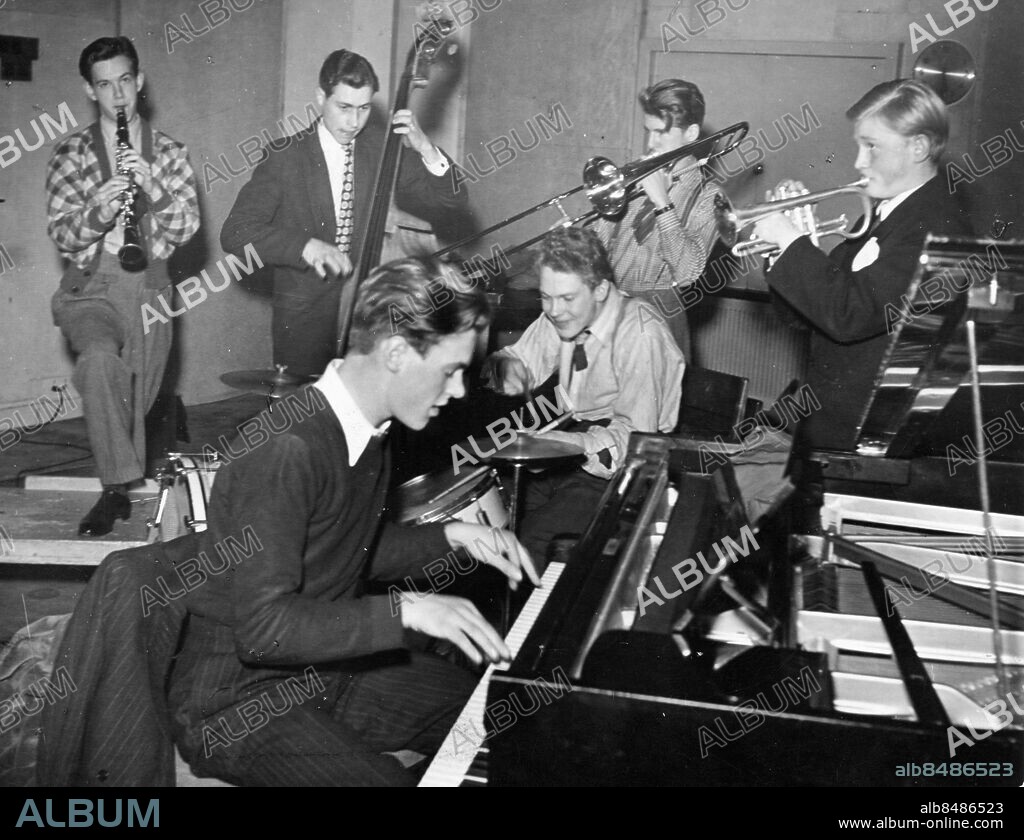 Fönstret den 13/11 1948 Hep Cats. trumpet Jack Lidström, batteri Sture Kallin, klarinett Stig Ericson, piano Gösta Stenström, trombone Erik Fernblad och bas Eddy Andersson Foto: Jarl Ekenryd Röster i Radio Publ RIR 18/51 Radio Övrigt Diverse Gamla fotografier skåp 181 persons: ERIK FERNBLAD;EDDY ANDERSSON;GÖSTA STENSTRÖM;STIG ERICSON;STURE KALLIN;JACK LIDSTRÖM sites: STOCKHOLM;SVERIGE.