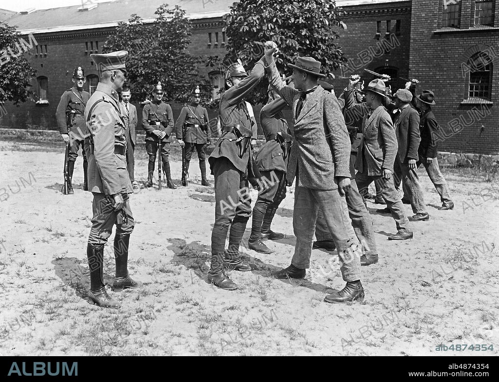 GERMANY BERLIN around 1930. Orig. bildtext ... THE TRAINING OF OUR BERLIN PROTECTION POLICE Bild 1492. The practice of a Jiu-Jitsu grip to ward off a criminal attacking with the dagger. Photo: A-B-C Berlin / AB Text & Bilder / SVT / Code: 5600 Folder: 5-min Germany 1925-32 11: Polisen Bildserier Photo report On a number of sites: GERMANY; BERLIN PhotoDate: 193? - ?? - ??.