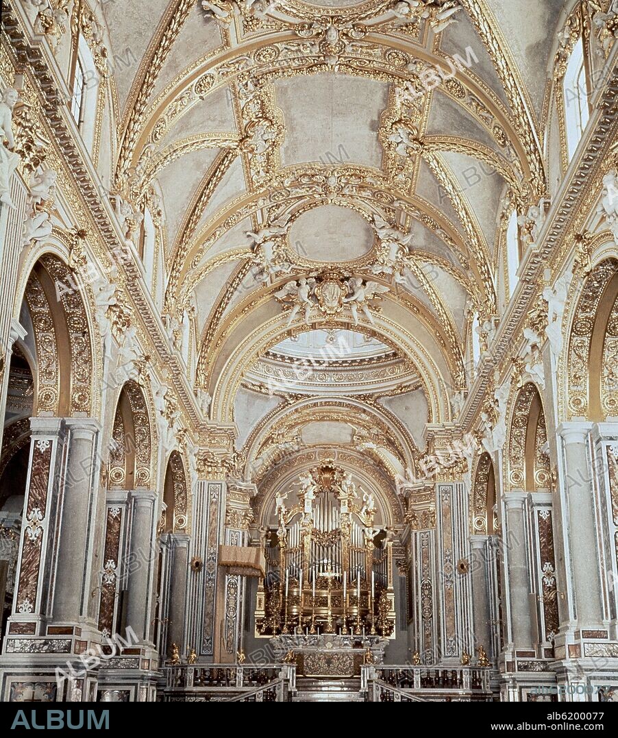 NAVE CENTRAL DE LA IGLESIA DE LA ABADIA DE MONTECASINO RECONSTRUIDA TRAS LA SEGUNDA GUERRA MUNDIAL.