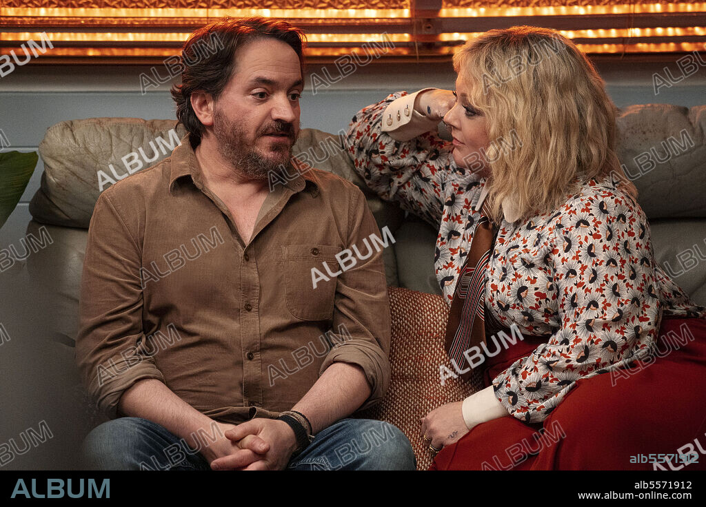 BEN FALCONE und MELISSA MCCARTHY in GOD'S FAVORITE IDIOT, 2022, unter der Regie von MICHAEL MCDONALD und SHEILA WALDRON. Copyright On The Day Productions.