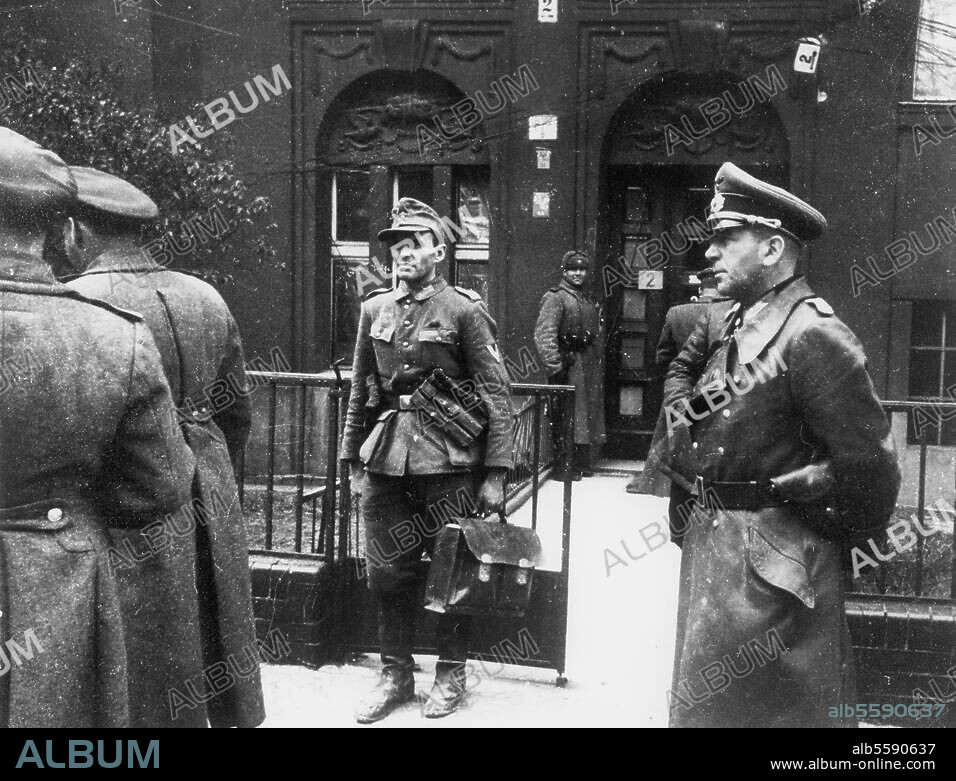 Berlin, 1. Mai 1945. Waffenstillstandsverhandlungen mit den Sowjets. Die deutsche Delegation unter Generalleutnant Hans Krebs (re.) vor dem Haus Schulenburgring 2, dem Sitz des sowjet. Stabes, kurz vor der Rückfahrt zum Bunker der Reichskanzlei. Foto.