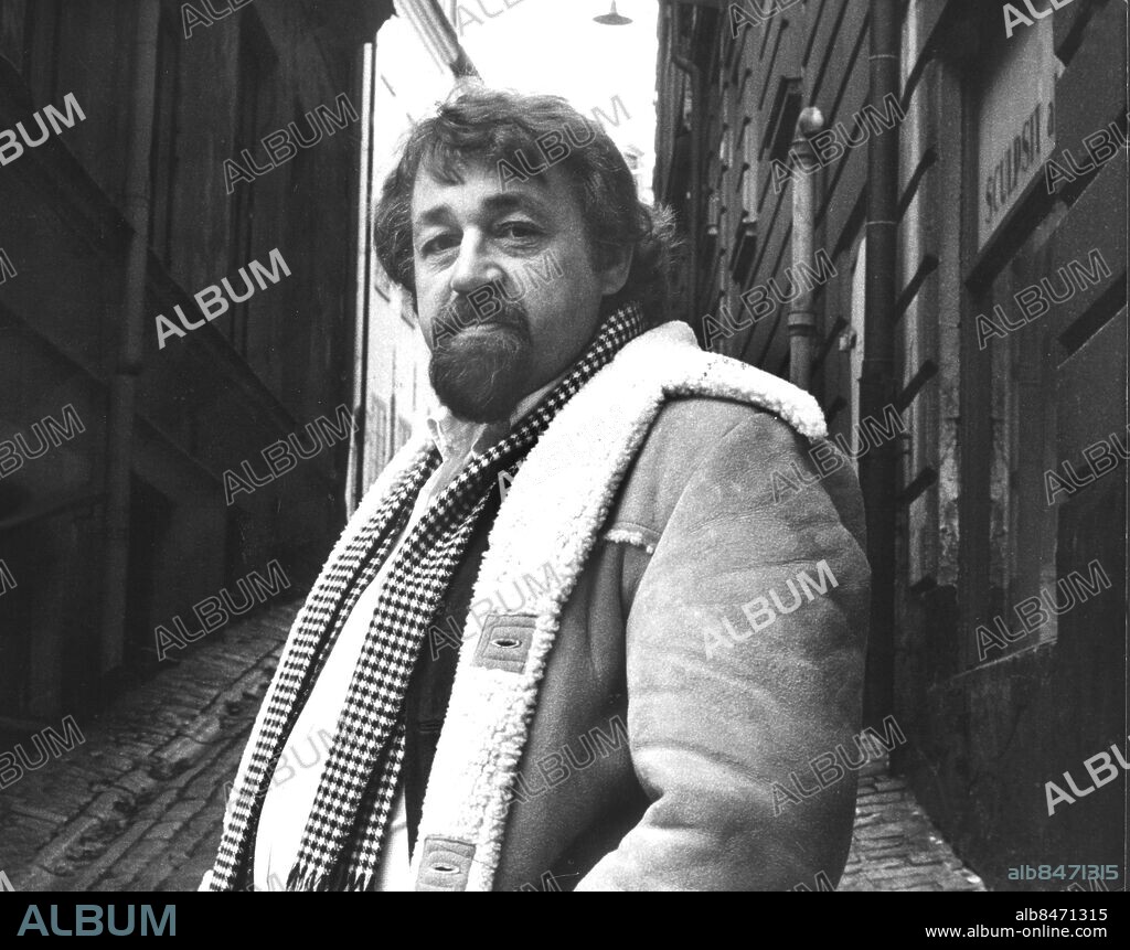 ©SCANPIX SWEDEN, 1970-10-14.. Cornelis Vreeswijk, svensk vissångare och trubadur.. Står i smal gränd med mockapäls och halsduk.. Foto: Scanpix. Code: 20360. ***. ENGCAP: Cornelis Wreeswijk, swedish songwrither, troubadour.