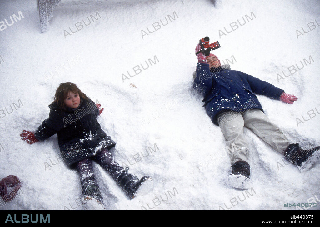 EMMA BOLGER and SARAH BOLGER in IN AMERICA, 2002, directed by JIM SHERIDAN. Copyright 20TH CENTURY FOX.