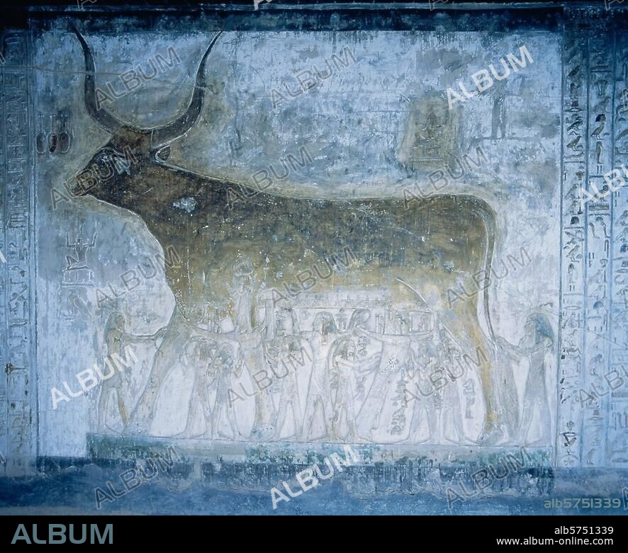 Vallée des Rois (Biban el-Moulouk). (Thèbes ouest, Égypte), Tombe de Séthi I. (Nouvel Empire, 19ème dynastie, 1290-1279 av. J.-C.). Vue intérieure, peinture murale: la vache céleste, soutenue par le dieu Shou.