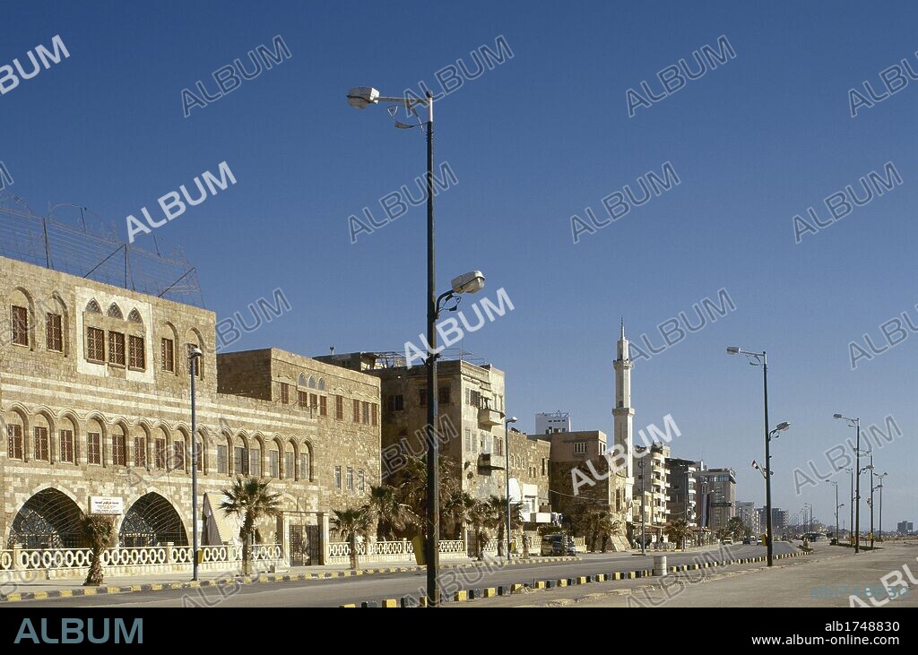 SIRIA. TARTUS. Ciudad costera con el segundo puerto más importante del país. Vista general del PASEO MARITIMO, que se extiende desde el puerto hacia el sur a lo largo de un par de kilómetros.