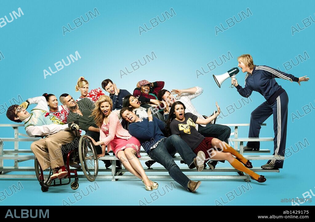 AMBER RILEY, CHRIS COLFER, CORY MONTEITH, DIANNA AGRON, HEATHER MORRIS, JANE LYNCH, JENNA USHKOWITZ, KEVIN MCHALE, LEA MICHELE, MARK SALLING, MATTHEW MORRISON and NAYA RIVERA in GLEE, 2009, directed by RYAN MURPHY. Copyright 20TH CENTURY FOX TV.