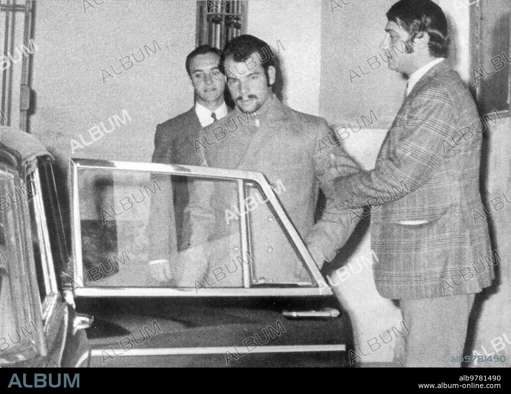 Sevilla, octubre de 1971. El Asesino del Puerto, también conocido como el Arriopero, Manuel Delgado Villegas, acompañado por el inspector señor  Ortega de la plantilla de la comisaría de Puerto de Santa María, se dispone a ocupar plaza en el automóvil que le llevaría al aeropuerto de Sevilla, camino de Ibiza.