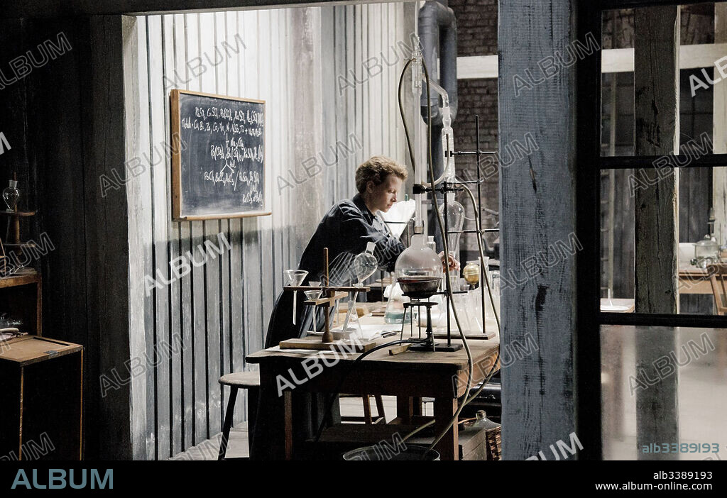 KAROLINA GRUSZKA in MARIE CURIE, 2016, directed by MARIE NOELLE. Copyright P'Artisan Filmproduktion GmbH, Pokromski Studio, Glory Film,.