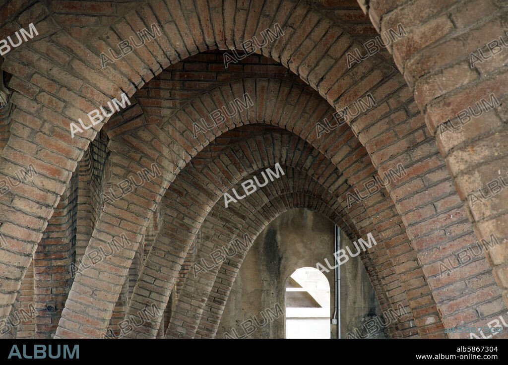 El Pinell de Brai; Celler Cooperatiu / Bodega - Cooperativa vinícola obra de César Martinell (modernista); considerada la "Catedral del Vino".