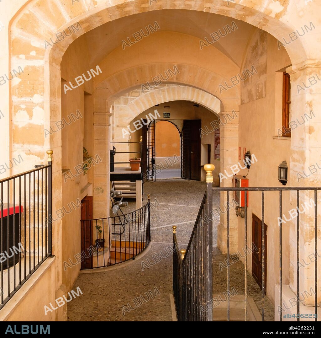 Cal Comte de la Cova, gotico, siglo XIV, escuela superior de turismo, Palma, Mallorca, balearic islands, Spain.