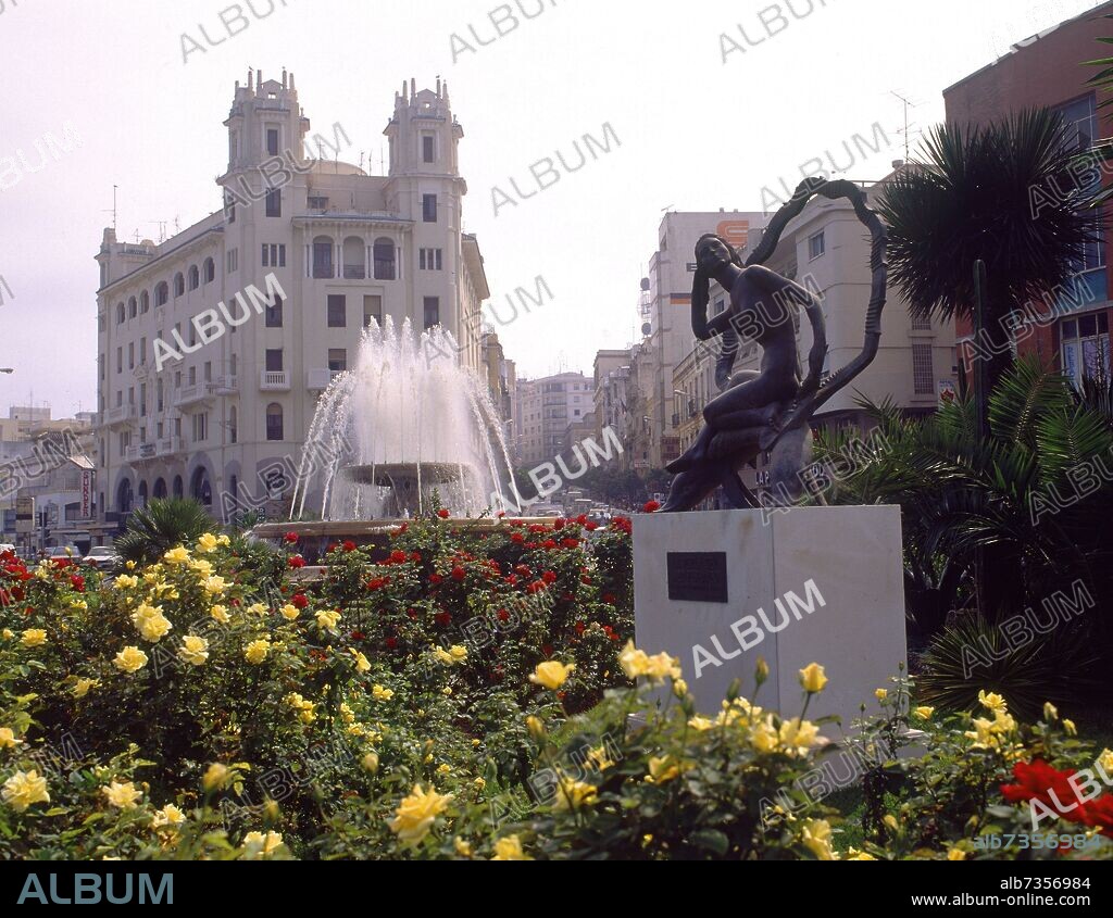 PLAZA CONSTITUCION-ESCULTURA PERLA MEDITERRANEO Y FUENTE.