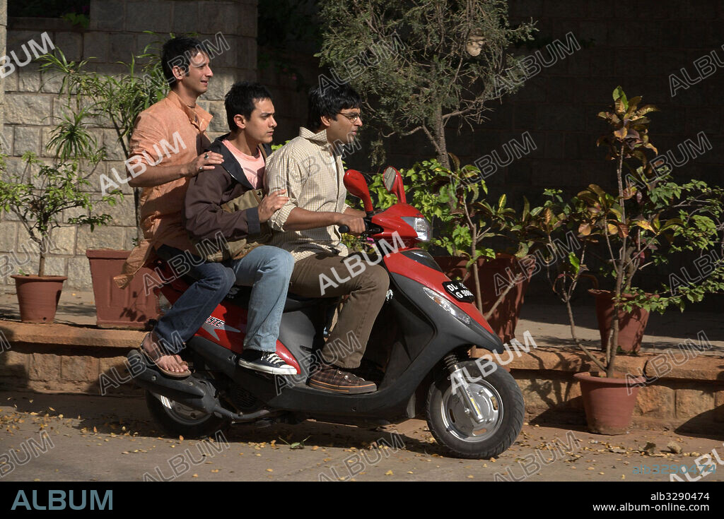 AAMIR KHAN, R. MADHAVAN and SHARMAN JOSHI in 3 IDIOTS, 2009, directed by RAJKUMAR HIRANI. Copyright EROS INTERNATIONAL MEDIA.