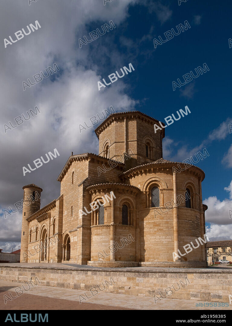 ARTE ROMANICO. ESPAÑA. SAN MARTIN DE FROMISTA. Iglesia románica construida hacia el 1.066. Es el único elemento que resta del Monasterio benedictino que mandó construir la reina Doña Mayor, viuda de Sancho el Mayor de Navarra. Edificio de planta basilical. FROMISTA. Provincia de Palencia. Castilla-León.