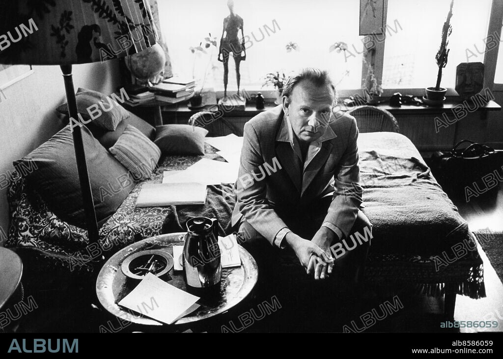 STOCKHOLM 1972.. Orig. bildtext... Lars Forssell -72 Anm. L Forssell, 1928-2007, svensk författare och ledamot av Svenska Akademien 1971-2007. Askfat Kuddar Termoskannor TV-kannor CD530 persons: LARS FORSSELL sites: STOCKHOLM;SVERIGE.