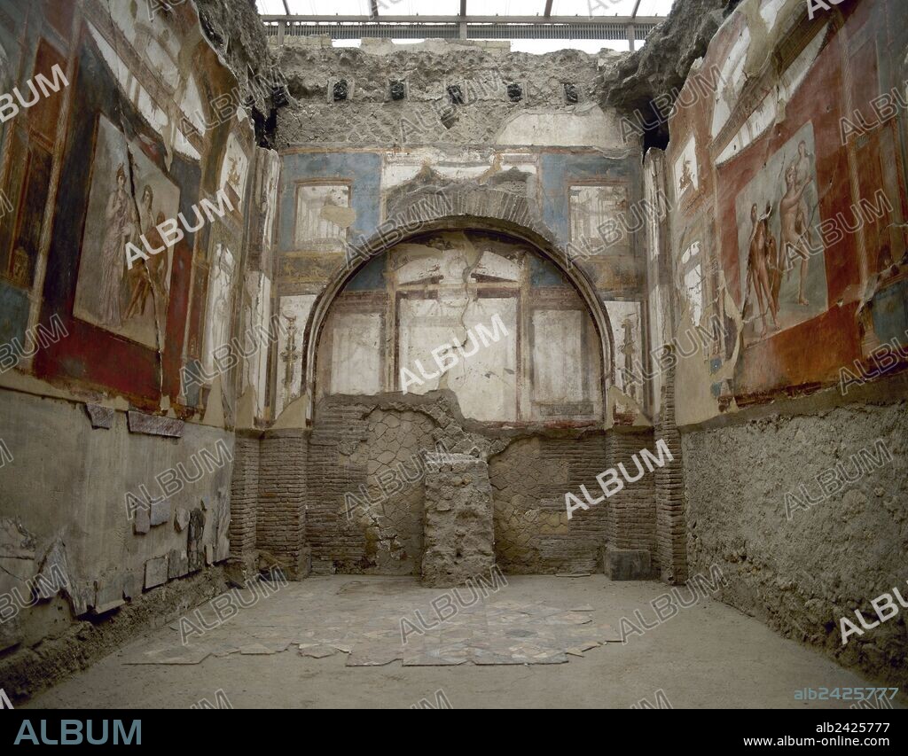 ARTE ROMANO. ITALIA. COLLEGIO DEGLI AUGUSTALI (IMPERIAL COLLEGE). Vista general de una de las habitaciones del edificio donde destaca la decoración de sus paredes, con frescos enmarcados en grandes hornacinas arquitectónicas y en recuadros con representaciones mitológicas. HERCULANO. La Campania.