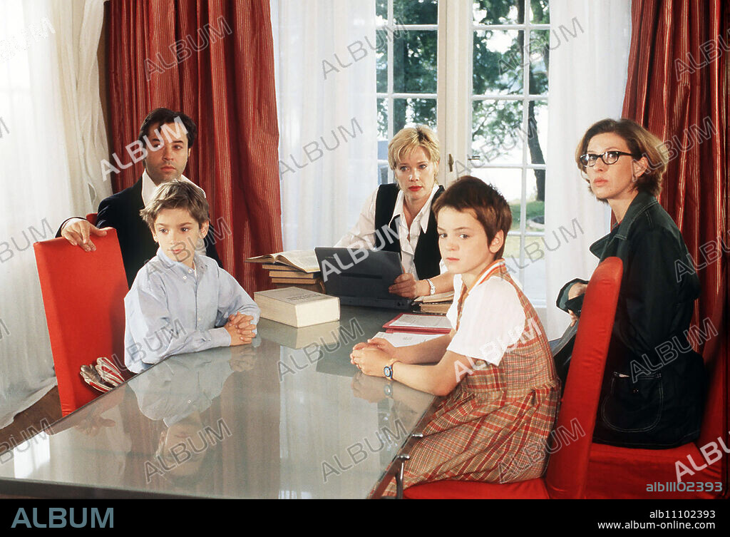 Kidnapping Mom & Dad The two orphans Mel and Tommi are sweet, but by no means easy to care for. Their greatest wish: to live in their own family. After a few failures with foster parents, the siblings now have the ambitious lawyer couple Roger and Katrin in mind as their ideal parents. And that soon leads to major turbulence... Image: MITJA DANIEL KREBS (Tommi), JAN JOSEF LIEFERS (Roger), ANN-KATHRIN KRAMER (Katrin), SONJA ARMINA GUSNER, LAURA SYNIAWA (Mel) Director: Kai Wessel / Title: KIDNAPPING MOM & DAD / Germany 1998.
