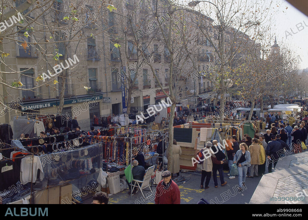 MUCHEDUMBRE EN LA CALLE CURTIDORES UN DOMINGO EN EL RASTRO.