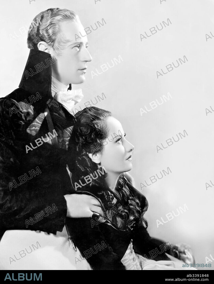 LESLIE HOWARD and MERLE OBERON in THE SCARLET PIMPERNEL, 1934, directed by HAROLD YOUNG. Copyright LONDON FILMS/UNITED ARTISTS.