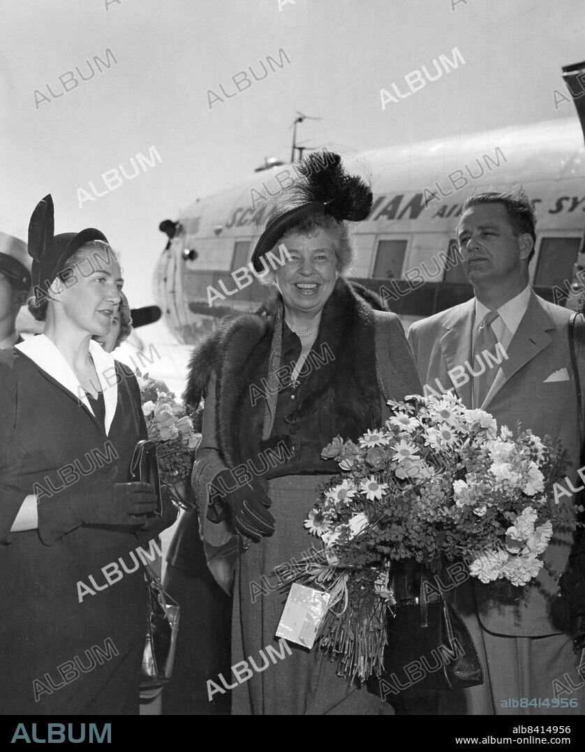 1950-06-08. Eleanor Roosevelt (mitten), amerikansk FN-delegat och presidenthustru, har anlänt till Bromma flygfält för ett tre dagar långt besök i Sverige. Byråinspektör Agda Rössel hälsar välkommen.. Foto: DN / TT / Kod: 192. **SvD OUT**.