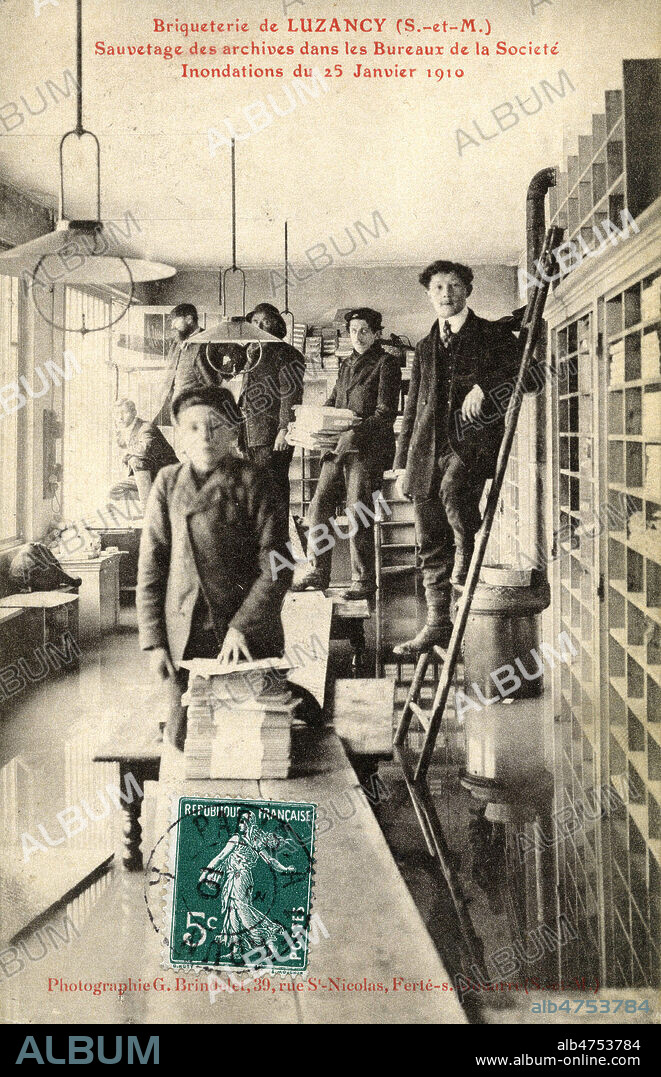 Briqueterie de Luzancy. Sauvetage des archives dans les bureaux de la Societe. Photographie anonyme pour une carte postale de 1910. Credit : Collection IM/KHARBINE-TAPABOR.