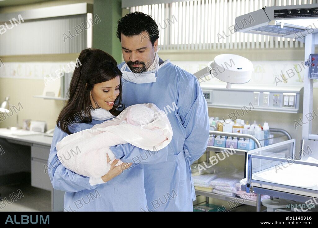 EVA LONGORIA und RICARDO ANTONIO CHAVIRA in DESPERATE HOUSEWIVES, 2004. Copyright TOUCHSTONE TELEVISION. Temporada 2.
