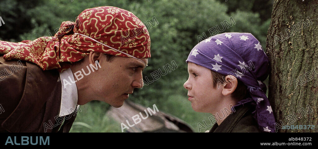 FREDDIE HIGHMORE und JOHNNY DEPP in FINDING NEVERLAND, 2004, unter der Regie von MARC FORSTER. Copyright MIRAMAX.