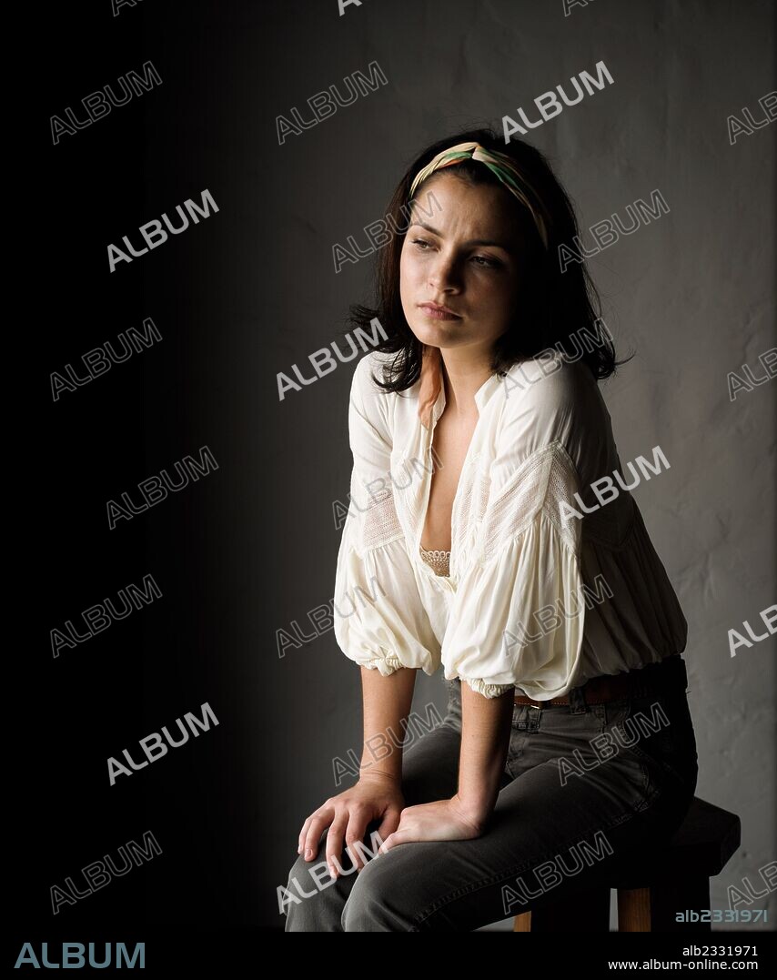 JESSICA TOVEY in ADORÉ, 2013, directed by ANNE FONTAINE. Copyright GAUMONT.