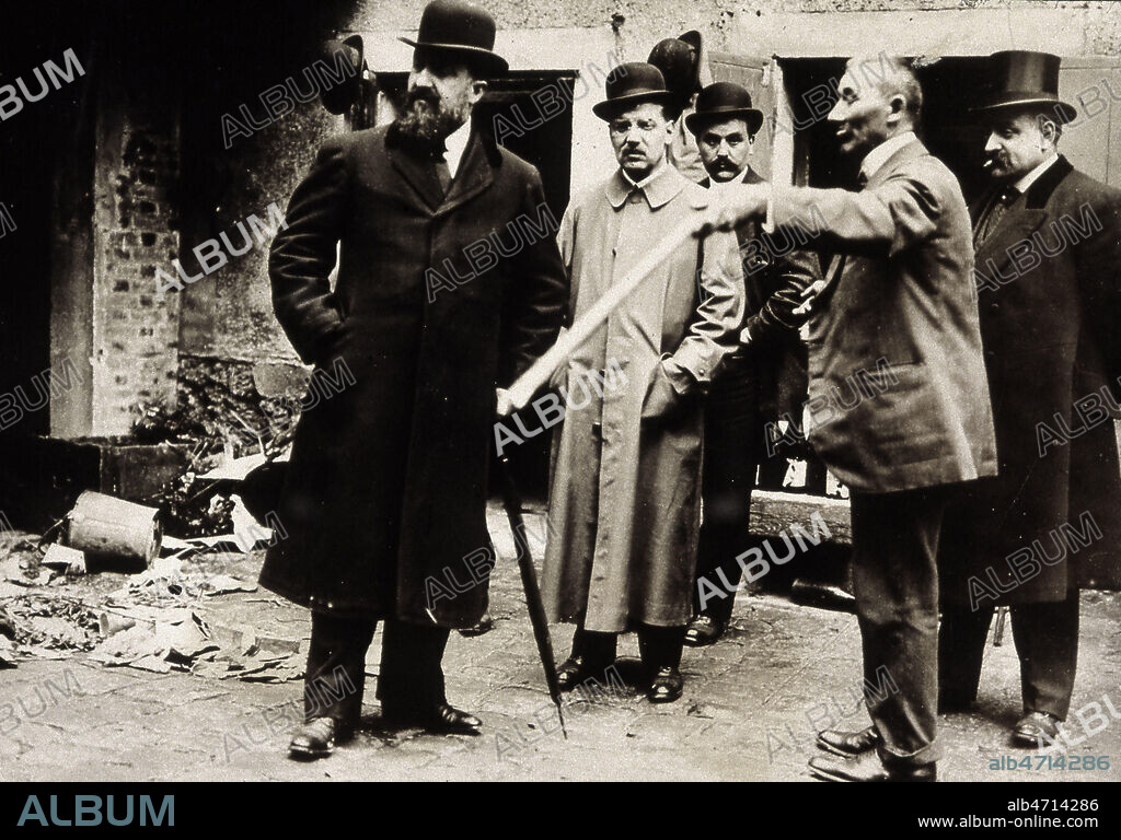 M. GILBERT, juge d'instruction de l'affaire Bonnot sur le terrain. Photographie de 1912 tiree des archives de la Prefecture de Police. Credit : Collection JEAN VIGNE/KHARBINE-TAPABOR.